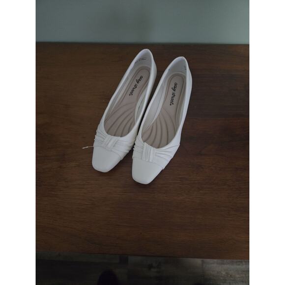 easy street Shoes - Easy Street Women's White Comfort Flats with Ruched Knot Detail Size 7 1/2